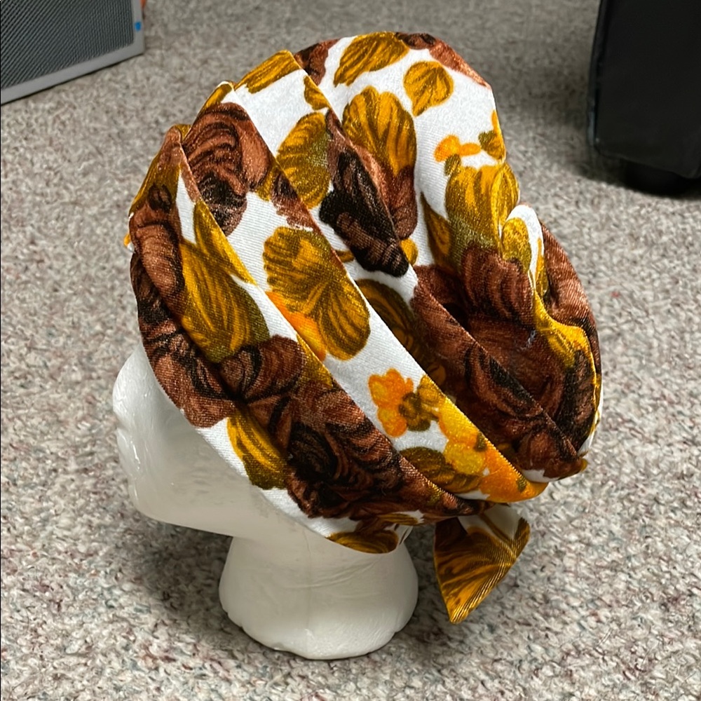 Vintage. 50s/60s velvet Floral Head style Wrap hat with bow accent